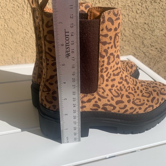 Lucky Brand lug sole animal print cheetah suede Chelsea boots size 6.5M - Picture 6 of 16